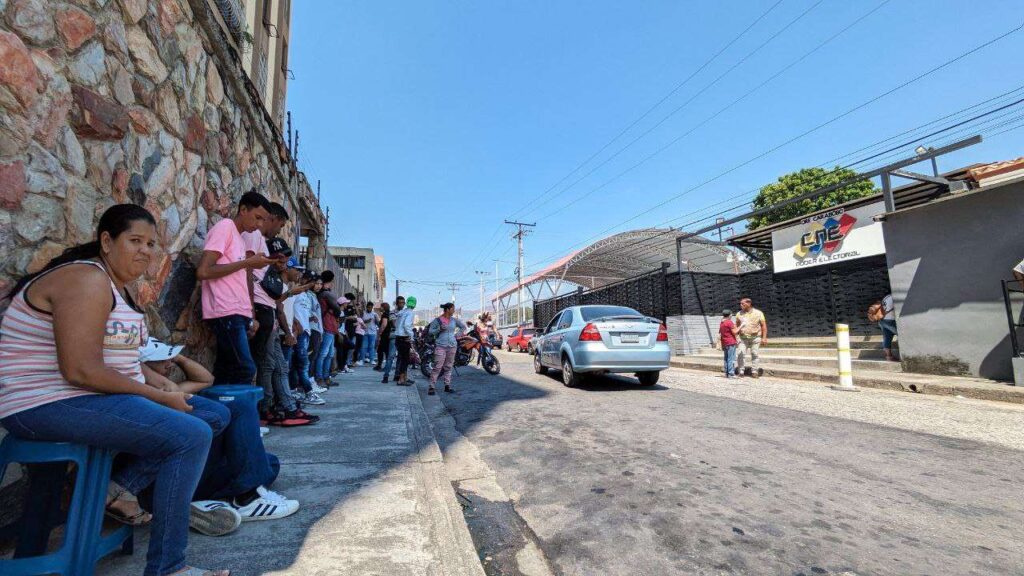 Largas filas para inscribirse en el Registro Electoral en Carabobo