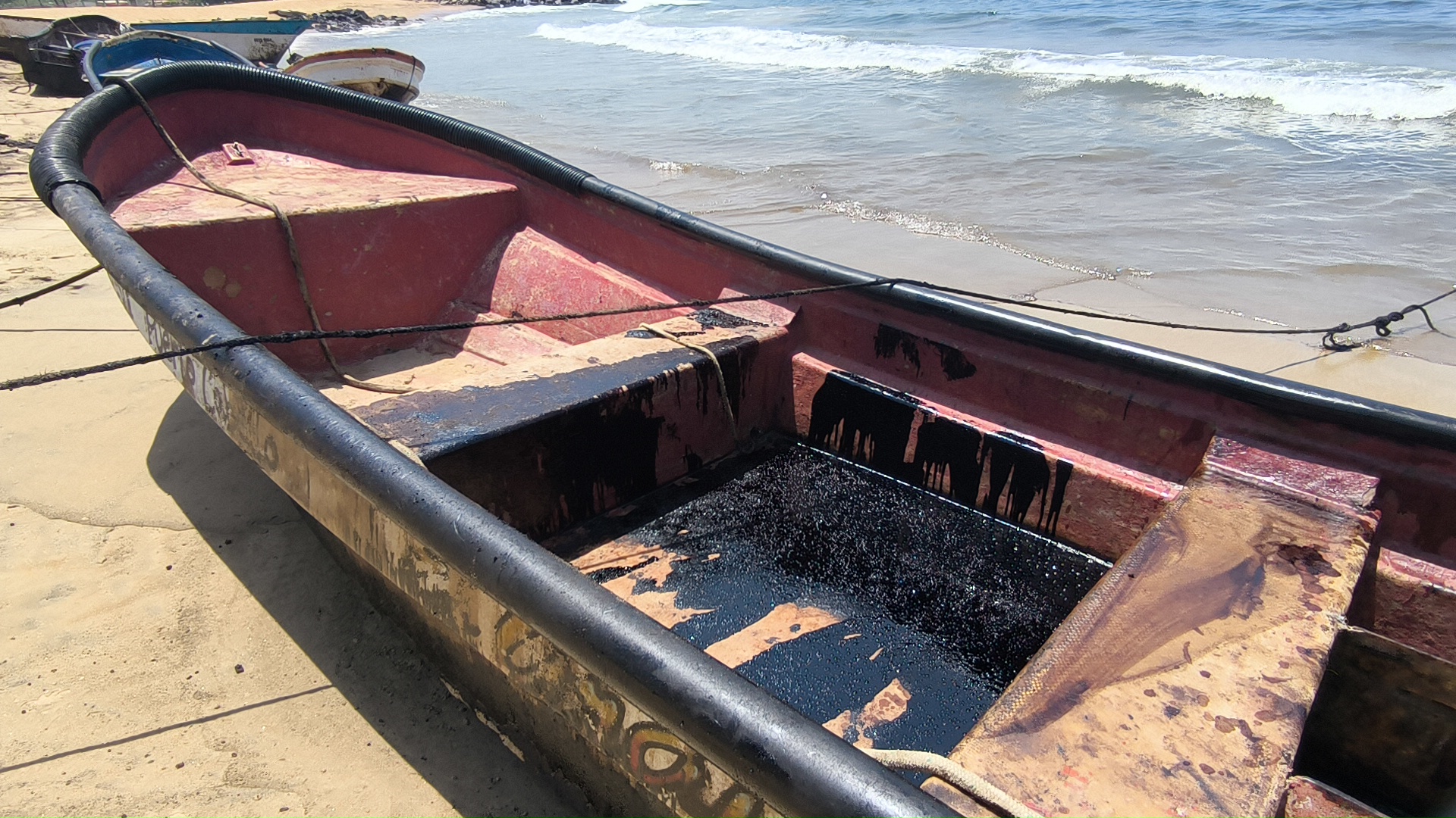 Pescadores de Palma Sola afectados por derrame de hidrocarburos en costas de Carabobo