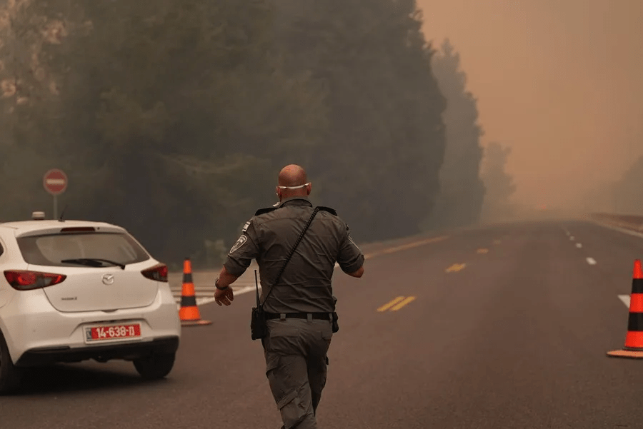 Incendios a las afueras de Jerusalén obligan a evacuar localidades y a cortar carreteras