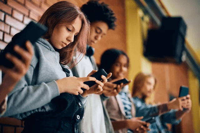 Informe revela que casi la mitad de los adolescentes considera que las redes sociales perjudican la salud mental