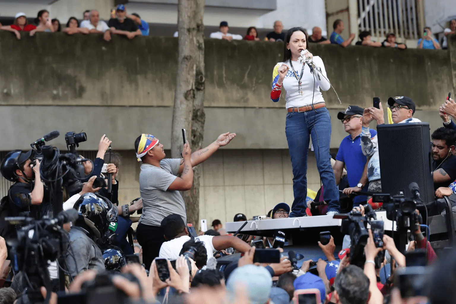 Machado considera que la salida de los asilados demuestra "vulnerabilidades" del gobierno de Maduro