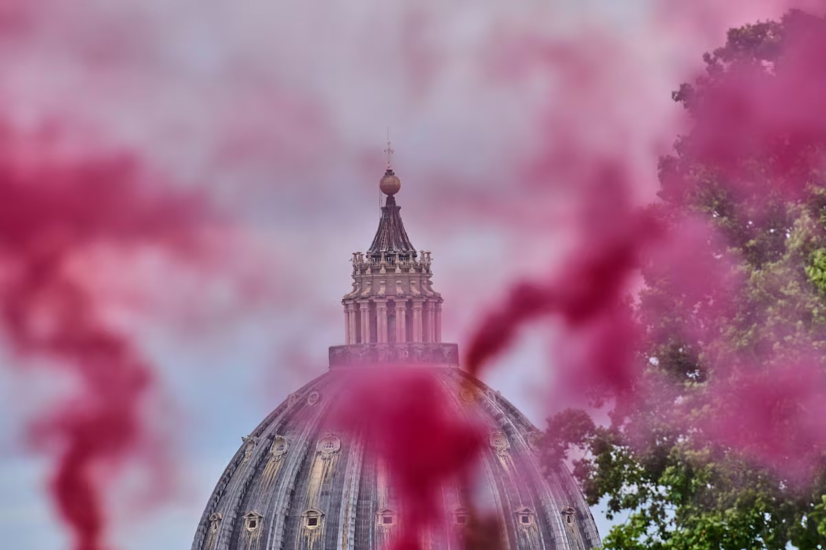 Piden mayor presencia de mujeres en la Iglesia con una fumata rosa