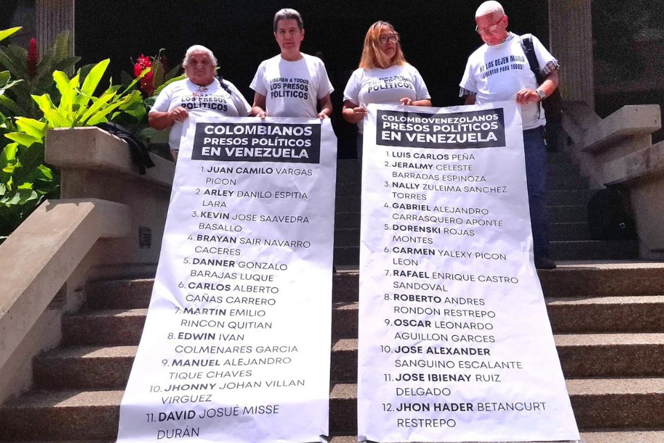 Familiares pidieron liberación de presos políticos frente a la Embajada de Colombia en Caracas