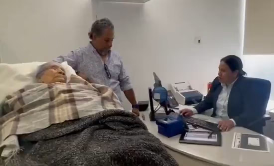 Obligan a mujer de 96 años en camilla a acudir a un banco en Oaxaca para cobrar su pensión