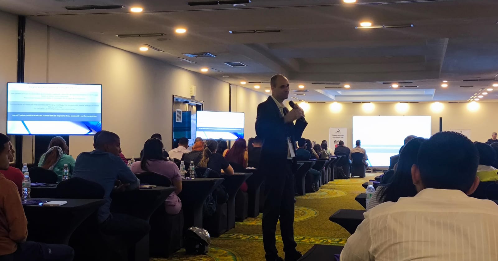 Veterinarios se reunieron en Ccs para conocer directrices de la Wsava