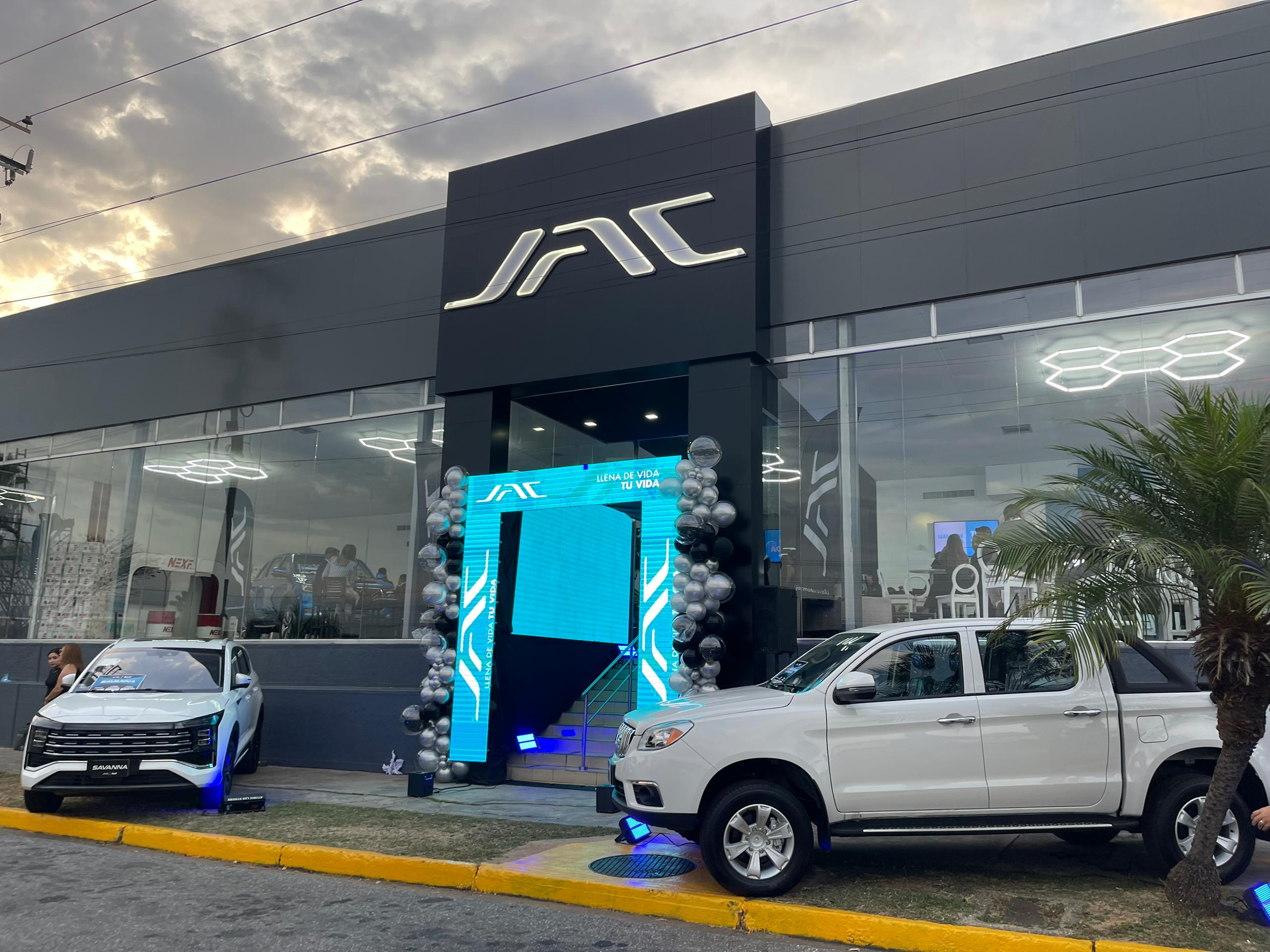 Jac San Diego abro sus puertas